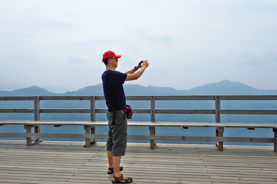 拍照的旅行者