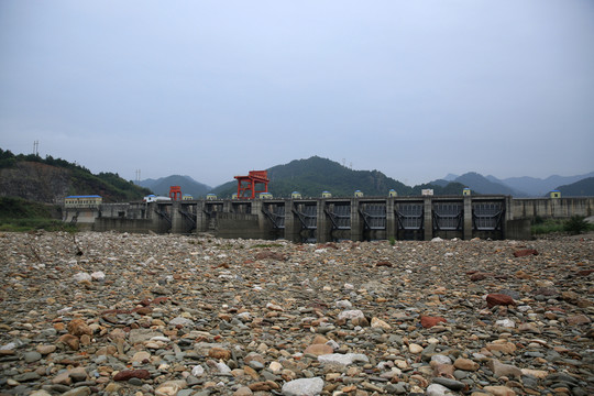 河灘 大壩 石頭灘 遠(yuǎn)山 風(fēng)景