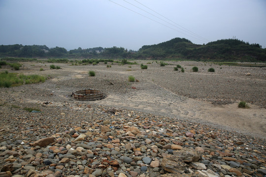 河灘 沙灘 石頭灘 遠山 風景