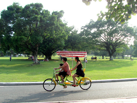 公園騎車休閑