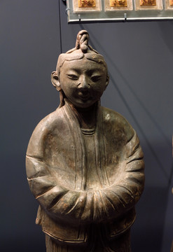 灰陶契丹族男立俑