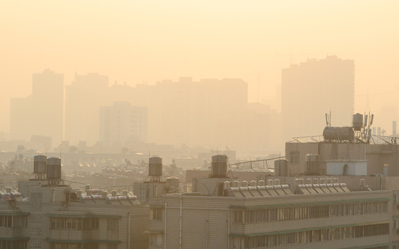 霧霾中的城市晨光