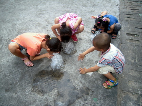 吹水泡的小頑童小孩子