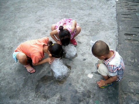 吹水泡的小頑童小孩子