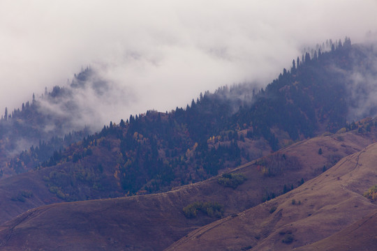 天山秋景 山脈 云霧繚繞