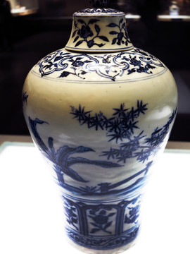 青花竹石芭蕉紋梅瓶