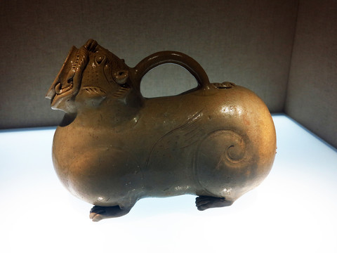 青釉虎子