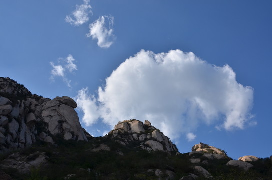 一朵白云下的山峰