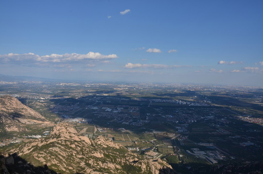 連綿的大山與城市相連