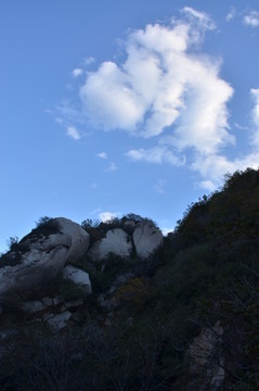 藍(lán)天白云下的大山