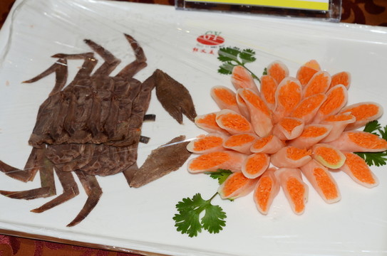 秋蟹戲菊