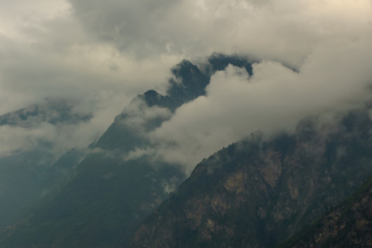 大美川西山峰云霧