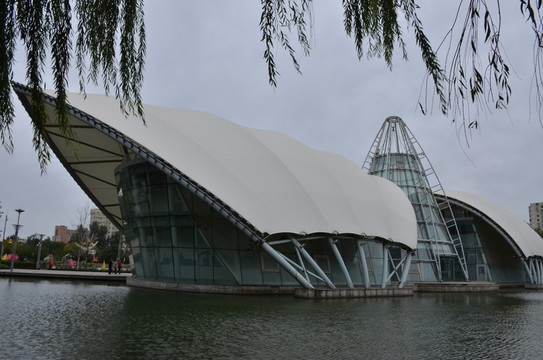 水上建筑側(cè)拍