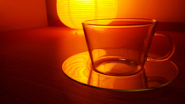 燈光下的茶杯