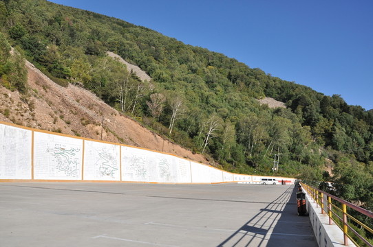 山下的路