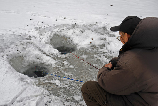 冬季钓鱼的老人
