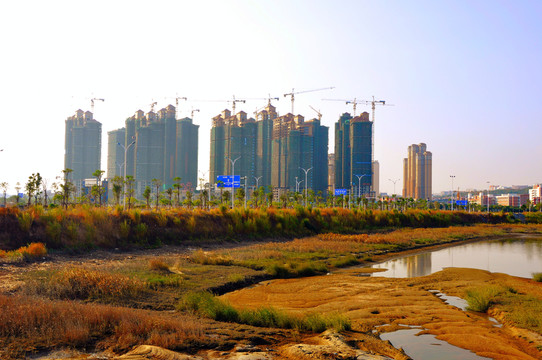 荒地上建設(shè)的城市高樓