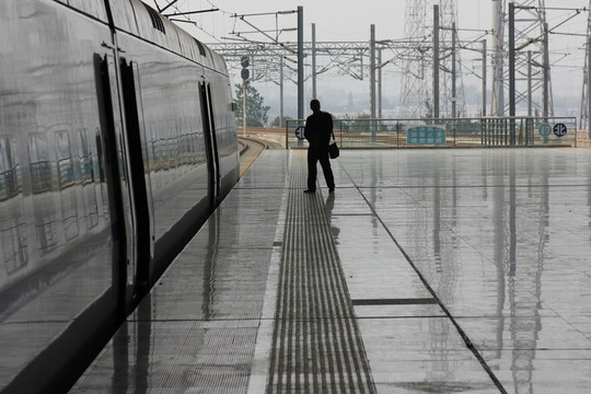 準(zhǔn)備上車的旅客
