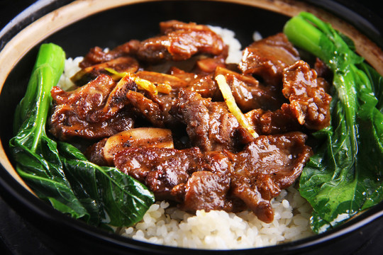 六蘇牛仔骨煲仔飯