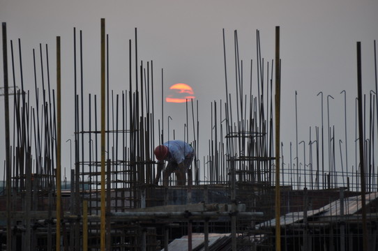 鋼筋與夕陽