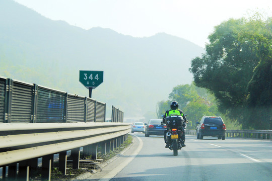 高速路上的摩托車