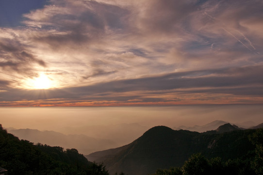 夕陽 日落 山頂 云海