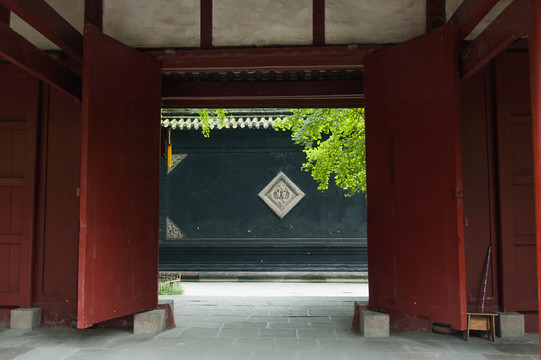 紅門(mén)外的影壁墻和銀杏
