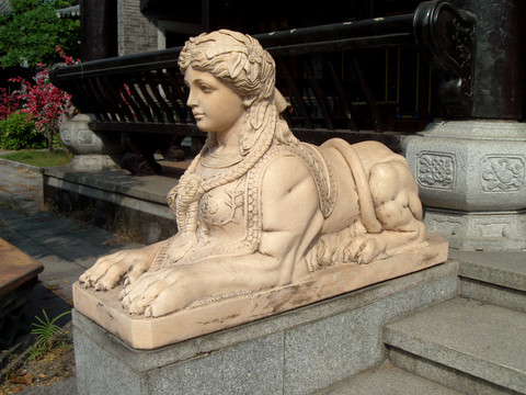 美女獅身石雕