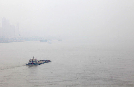 霧霾中的長江貨輪