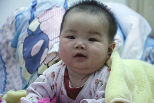 寶寶表情 抬頭的寶寶
