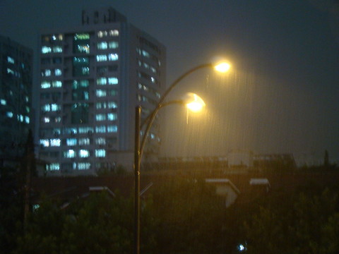 雨中的路燈