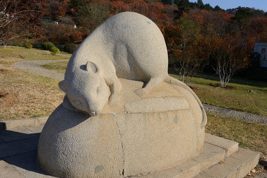 蟒山森林公園生肖石雕