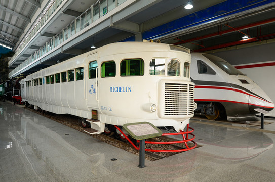 米其林內(nèi)燃動(dòng)車組（米軌）