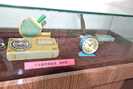 老式收音機(jī)鬧鐘