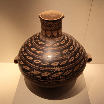 平行貝形紋彩陶壺