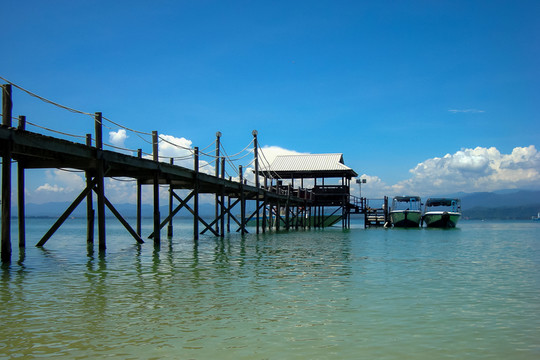 沙巴海灘木板橋