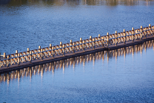 湖上木橋