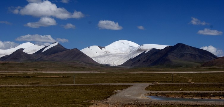 美麗壯觀的雪山藍(lán)天背景圖片