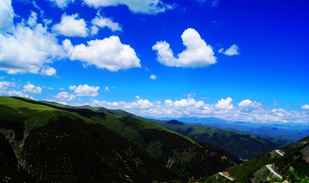 西藏高原藍天白云下的高爾寺山背
