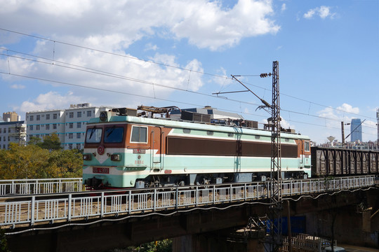 通過大橋的貨運(yùn)列車