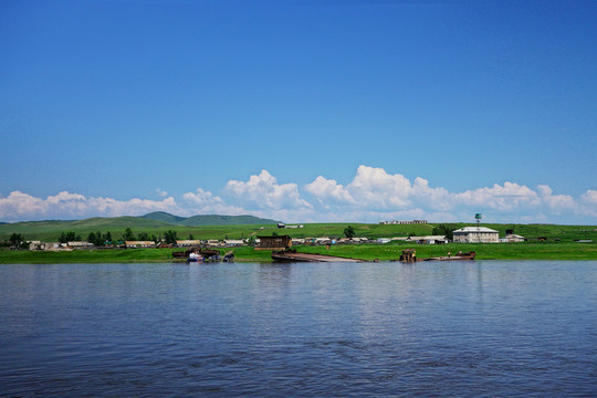 河畔小村
