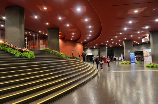 金碧輝煌的大劇院門廳夜景