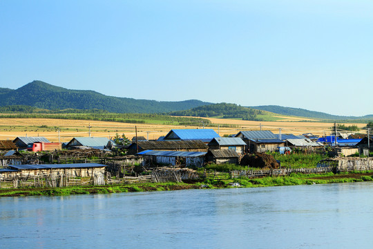 河畔小村