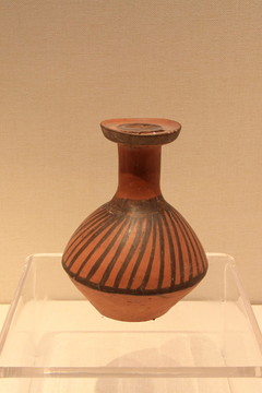 斜線紋盤口長頸彩陶壺