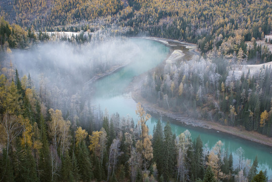 喀納斯月亮灣金秋的云霧山景水景