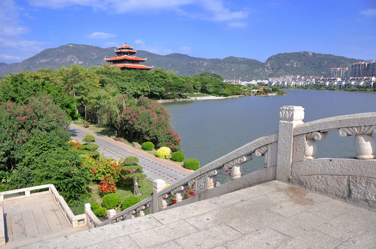 橋上看遠(yuǎn)山公園