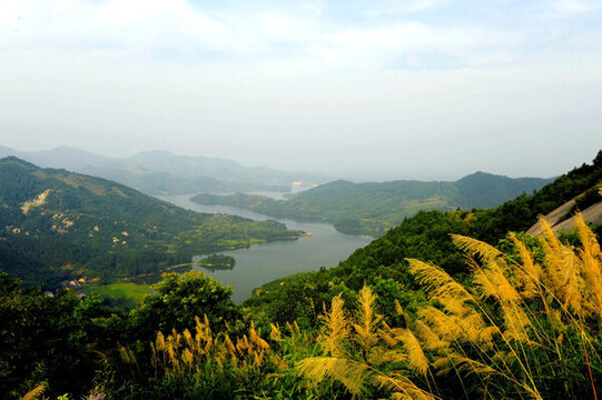 南北山上看水庫