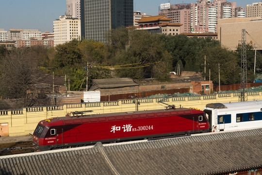 北京進(jìn)站和諧號(hào)動(dòng)車(chē)