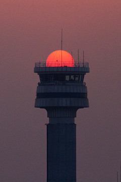 夕陽(yáng)下的機(jī)場(chǎng)塔臺(tái)