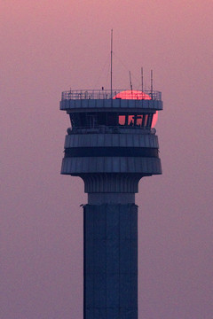夕陽下的機場塔臺